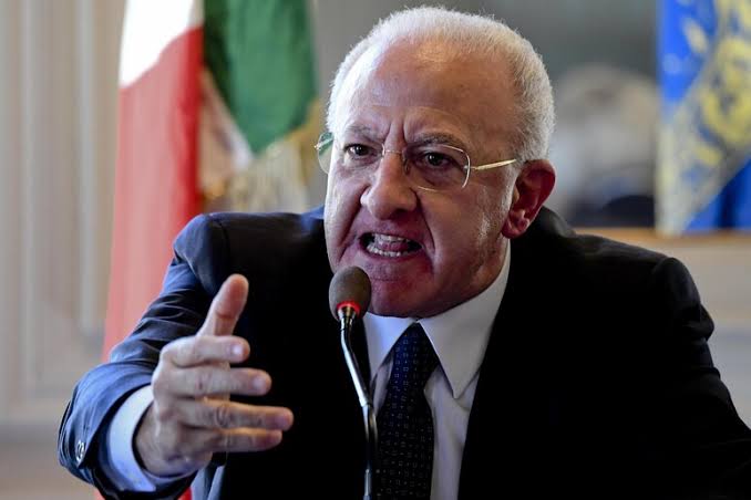 De Luca prova a difendere la sanità campana